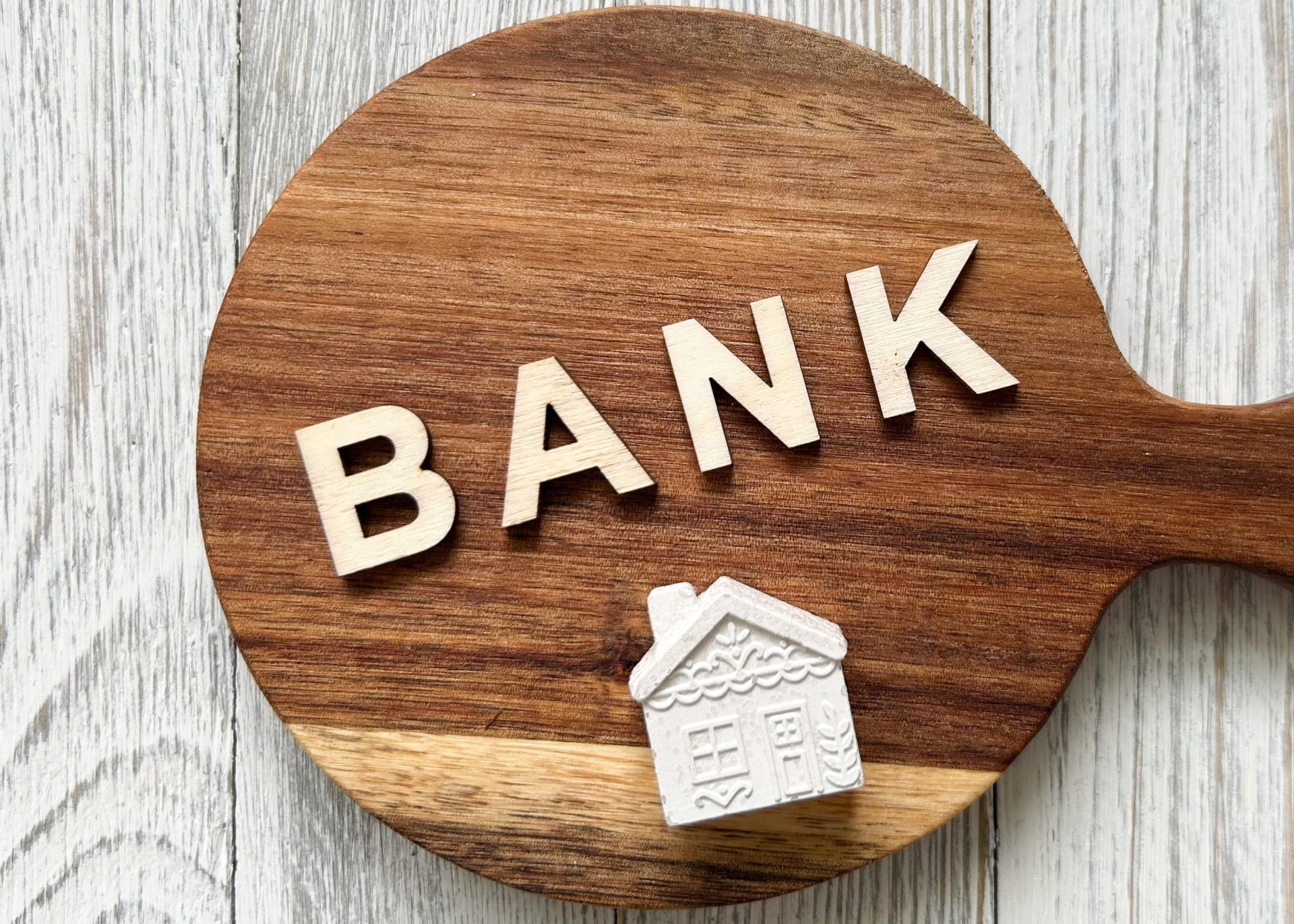 死亡した人の銀行口座をそのまま使うとどうなる？法的リスクと口座凍結への対処法を解説